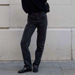 Vintage Levi’s 501 high-waisted black jeans. 🖤